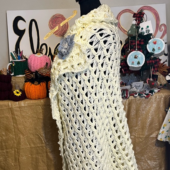 Shawl Broomstick lace crocheted by seller 100% Acrylic handmade blanket shawl - Picture 5 of 9
